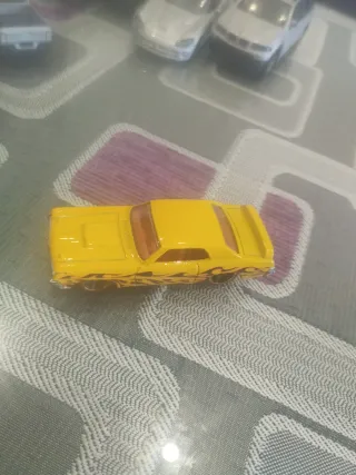 Coche de juguete amarillo con llamas