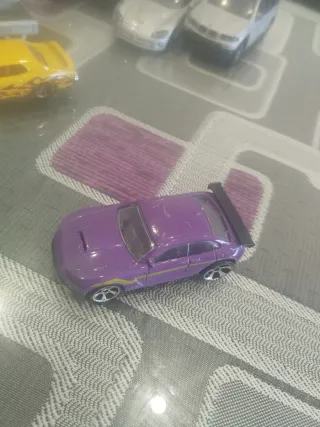 Coche de juguete amarillo con llamas