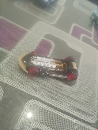 Coche de juguete amarillo con llamas