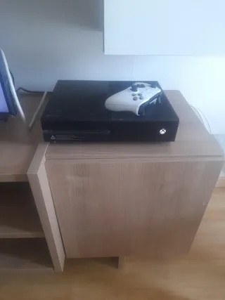 Xbox One Negra con Mando Blanco