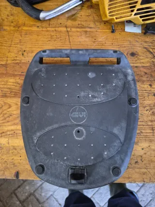 Baul  cofre maleta Givi Negro y Rojo