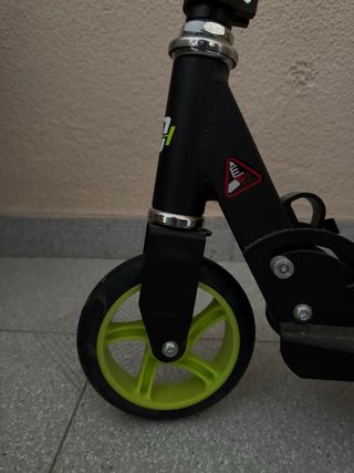 Monopatín niño negro y verde