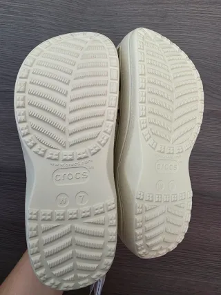 Crocs Beige con Mariposas Azules