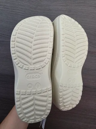 Crocs Beige con Mariposas Azules