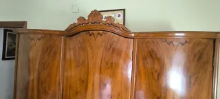 Dormitorio completo de madera y mármol. Vintage.