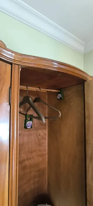 Dormitorio completo de madera y mármol. Vintage.