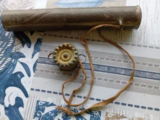 Portadocumentos antiguo con correa