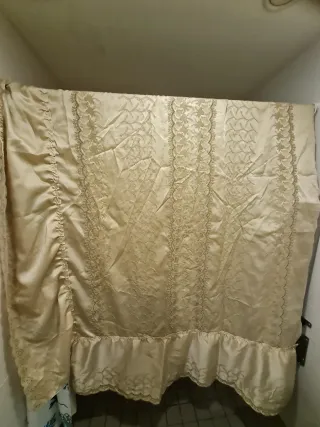 Colcha beige con detalles de encaje