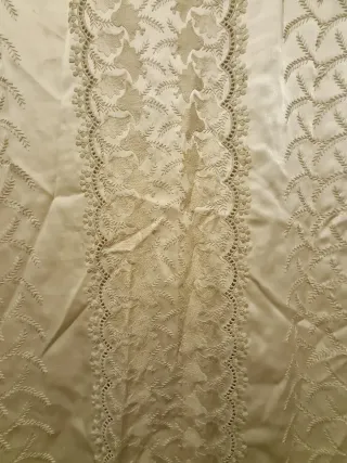 Colcha beige con detalles de encaje