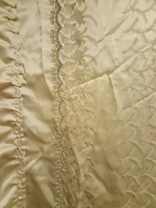 Colcha beige con detalles de encaje