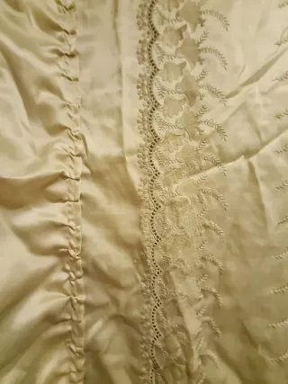 Colcha beige con detalles de encaje