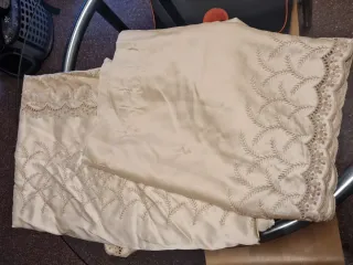 Colcha beige con detalles de encaje