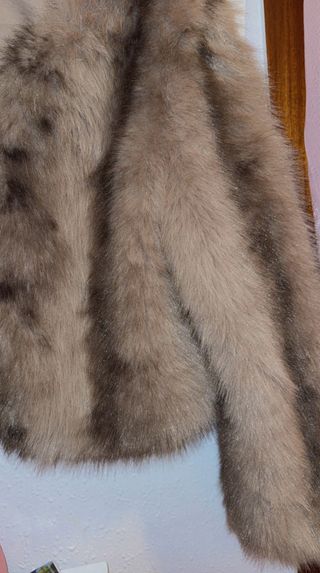 Chaqueta de pelo moteada marrón y gris