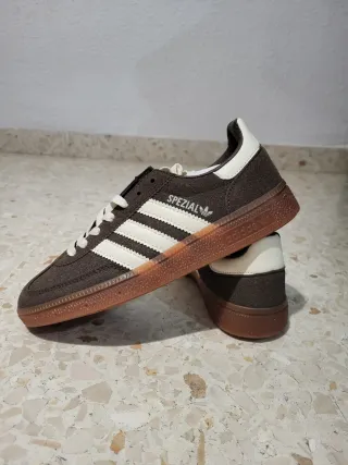 Adidas Spezial Marrones y Blancas