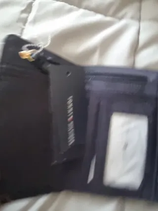 Cartera Tommy Hilfiger Negra y Dorada