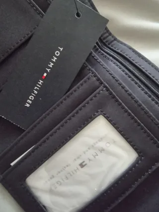 Cartera Tommy Hilfiger Negra y Dorada