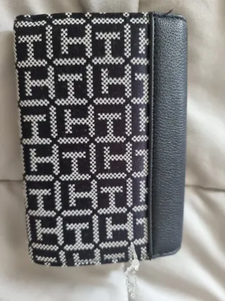 Cartera Tommy Hilfiger Negra y Dorada