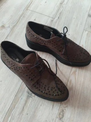 Zapatos mujer marrones tachuelas