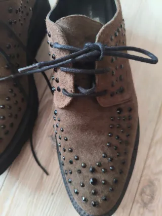 Zapatos mujer marrones tachuelas