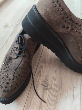 Zapatos mujer marrones tachuelas