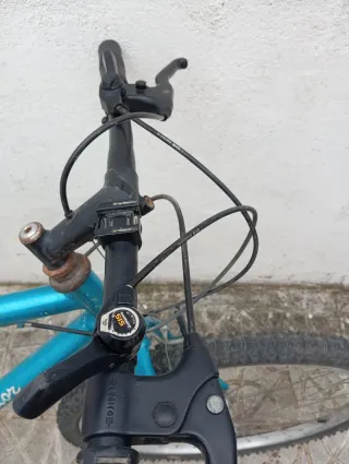 Bicicleta de montaña azul
