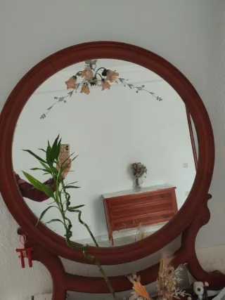 Cómoda de madera con tapa de mármol y espejo