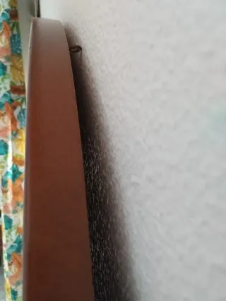 Cómoda de madera con tapa de mármol y espejo