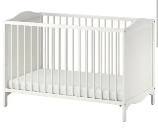 Cuna de madera blanca