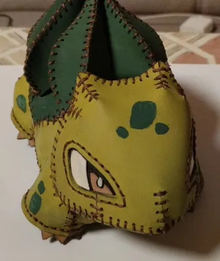 Bulbasaur de cuero hecho a mano.