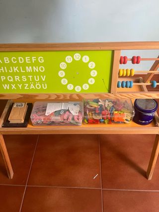 Pizarra infantil de madera con accesorios