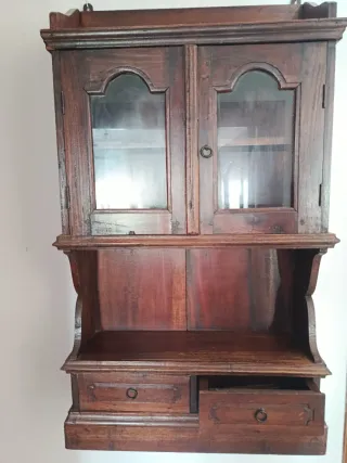 Alacena rústica de madera y cristal