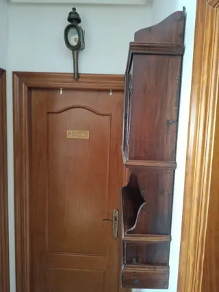 Alacena rústica de madera y cristal