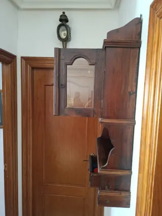 Alacena rústica de madera y cristal