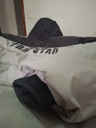 Chaqueta TRAPSTAR gris y negro