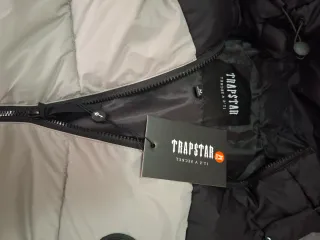 Chaqueta TRAPSTAR gris y negro