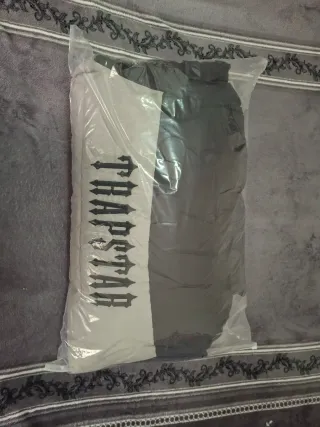 Chaqueta TRAPSTAR gris y negro