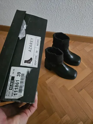 Botas negras con calcetín