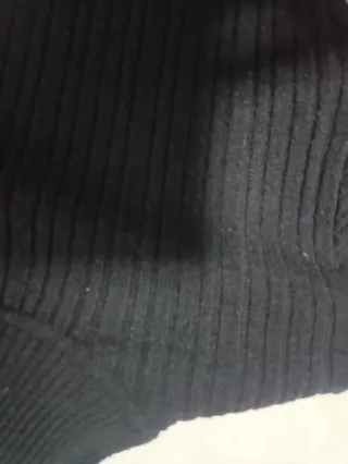 Camiseta de cuello alto negra ajustada