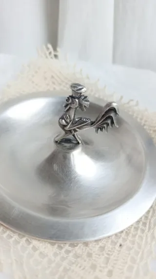 Cenicero antiguo gallo metal