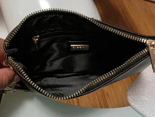 Pochette Carpisa nera con M dorata