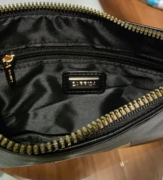 Pochette Carpisa nera con M dorata