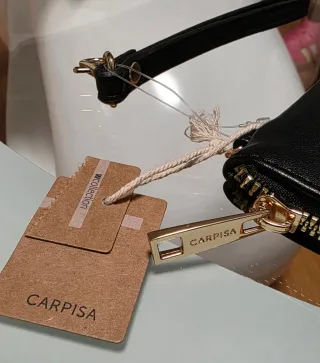 Pochette Carpisa nera con M dorata
