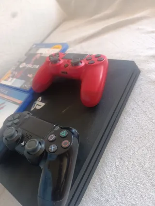 PS4 con 2 mandos y 2 juegos