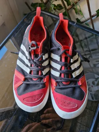 Zapatillas Adidas Negras y Rojas