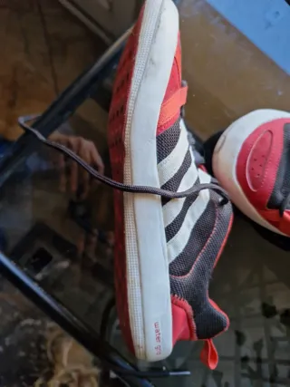 Zapatillas Adidas Negras y Rojas