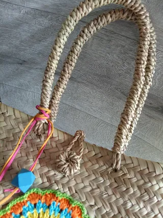 Bolso de palma con adornos