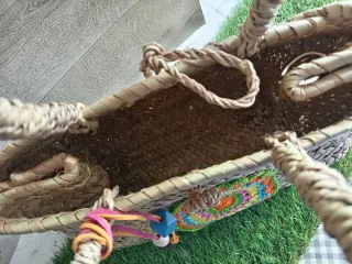 Bolso de palma con adornos