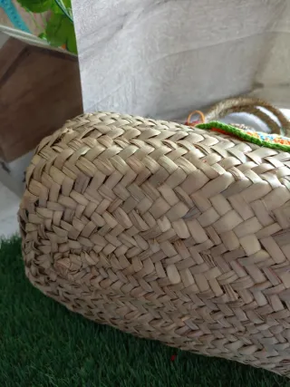 Bolso de palma con adornos