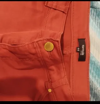 Pantalón vaquero elástico.