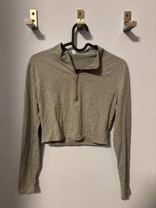 Camiseta gris de manga larga con cremallera